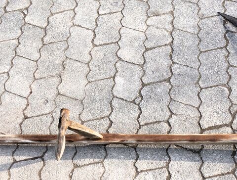 1,63m lange Sense mit 0,70m Sensenblatt