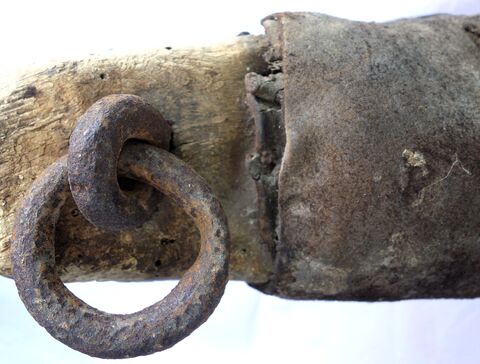 Abnutzungsspuren am handgeschmiedeten Ring für Zugseil