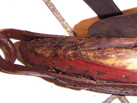 Seite mit Zugaufnahme, durch Horn abgenutztes Holz
