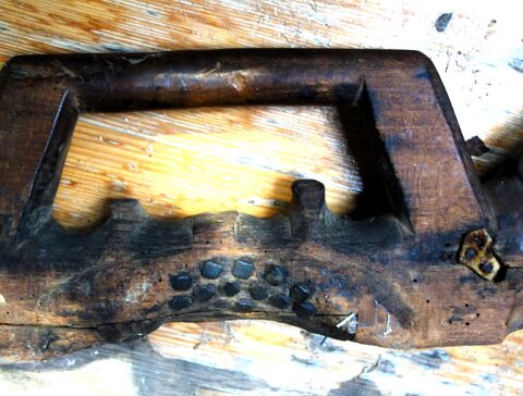 Doppelgenickjoch von hinten, starke Abnutzungsspuren durch Deichsel. der Versuch das durch Nägel zu begrenzen, Lederreste von Befestigungsriemen