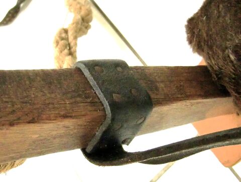 Befestigung der Hornriemen an den Zapfen