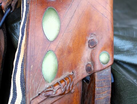 Kumthaube mit Ziernieten und -linien und Fixierung am Polster