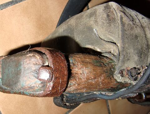 Schub Seite, Eisenband mit Nagel vor Abrutschen gesichert