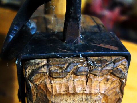 Schnitzerei an beiden Jochbaumenden