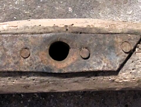 Ortscheitmitte, Befestigungsloch eisenarmiert