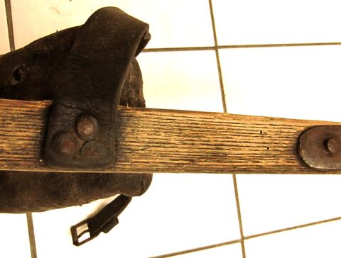 Zapfenschaft mit Eisen für Zugaufnahme und angenageltem Lederriemen zur Befestigung am Rinderkopf