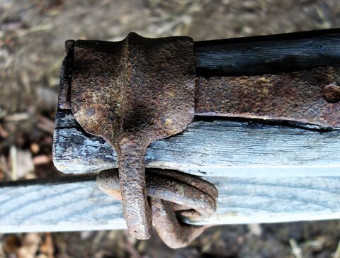 eiserne Ortscheitbefestigung mit handgeschmiedetem Ring