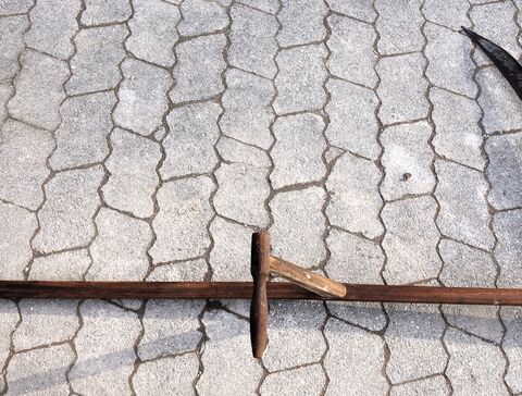 1,42m kurze Sense mit 0,75m Sensenblatt