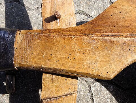 höhenverstellbarer Holzbügel mit Holzpflock, Eisenarmierung um rechte Seite des Jochbaums
