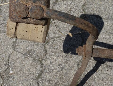 Holzwurmbefall im Bremsklotz und drehbare Anbringung am Gestänge