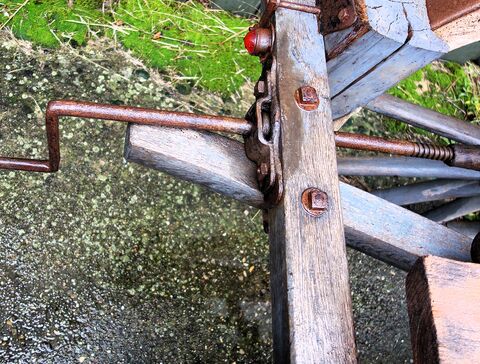 hinteres Bremssystem mit Kurbel