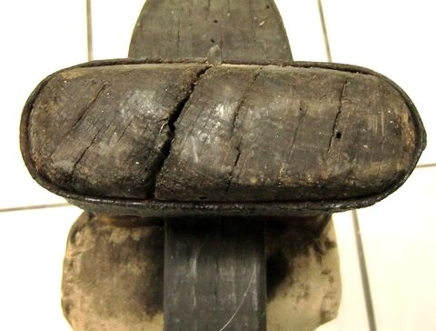 ein Eisenband an der Seite verhindert das Aufspalten des Stirnbretts