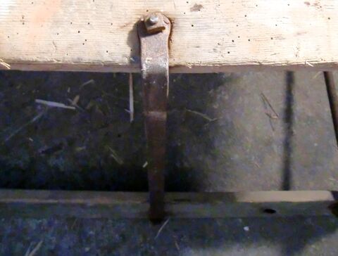 Befestigung der Rückenlehne unten am Sitz