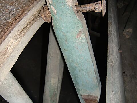 Schraube durch Runge; weil der Leiterholm fehlt, schleift sie am Rad