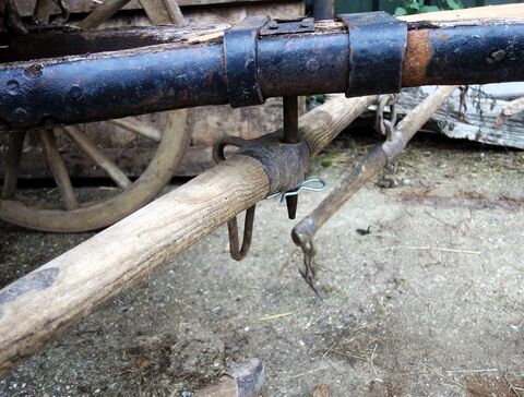 der Deichselnagel hält das Wagscheit, ein Splint verhindert das Abrutschen