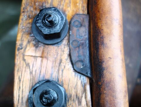 verschraubter Zughaken und umgeschlagener Strangfleck