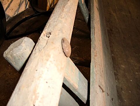 Schraube durch oberen Leiterholm und Runge