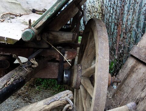 schräggestellte Wagenwand läßt den Rädern Raum