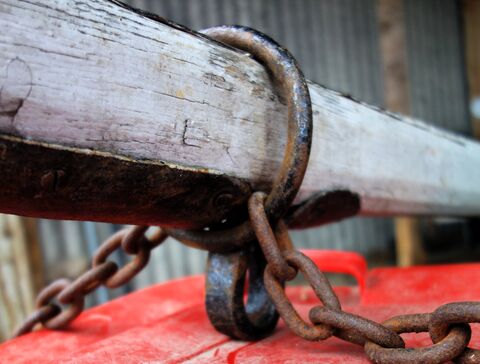 Ring der Aufhalterkette am Widerstand der Deichselspitze