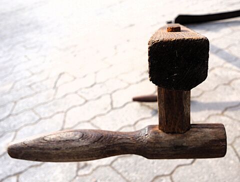 oberes Ende des Sensenbaums mit hinterem Griff