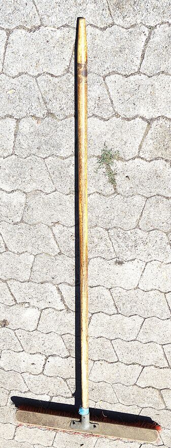Kehrbesen mit stabilen Kunststofffasern