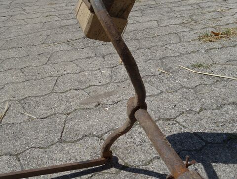 Bremsklotz und drehbare Anbringung am Gestänge von der Innenseite gesehen