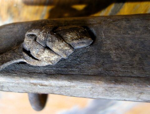 Lederne Befestigung des Ringes für die Zugstränge, Knotentechnik