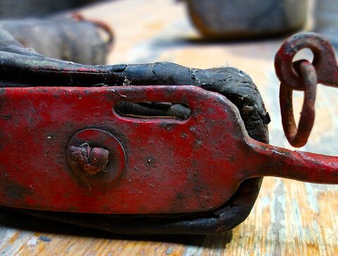 Schlitz für Hornriemen und stark aufgebogener Zugansatz mit Ring