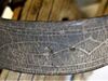 Überwurf mit Löchern zum Durchfädeln schmaler Lederbändchen zum Halten der Stränge