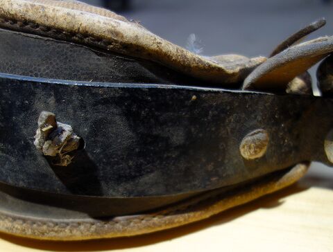 gekröpfter Eisenbügel mit angeknotetem Polster, linke Seite