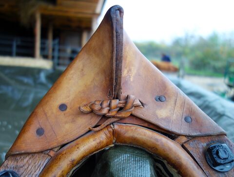 Verschlußknoten und Zierlinien an Kumthaube