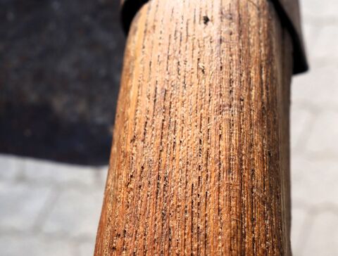 eiserne Befestigung des Sensenblattes am Sensenbaum, Gummiunterlage unter Sensenring