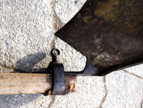 Befestigung des Sensenblatts am Sensenbaum mit Sensenring