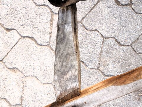 unterer, vorderer  Griff mit Abstandshalter festgeschraubt und gedübelt