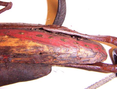 Detailaufnahme der Seite mit Umschlag des Eisenbandes und Bemalung des Jochholzes