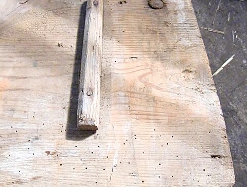 Bank, Ansicht von unten mit Stöckchen als Holzanschlag