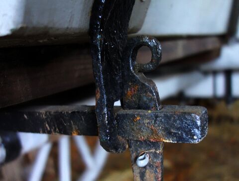 Befestigung und Verstärkung der Seiten des Aufbaus auf halber Länge