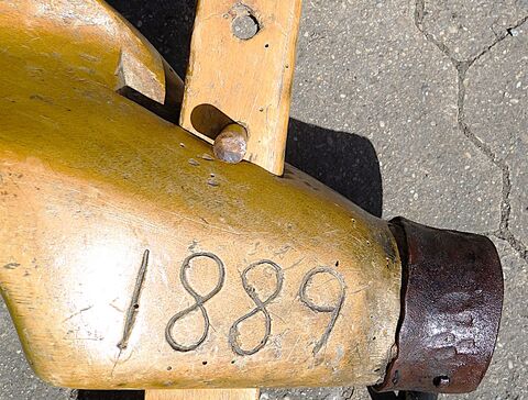 Holzbügel mit Löchern und Pegs zum Verstellen, Spitze abgerundet mit Aussparung, links mit eingekerbtem "K"; 1889 auf dem Jochbaum