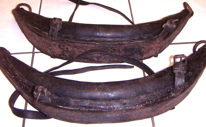 identisches Stirnjochpaar aus Zeilern, Obb., nach Art des Dr. Werner, unterschiedliche Größen (Ochse - Kuh?)