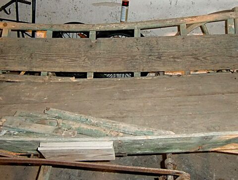 geschwungene Leiter/Seitenwand: hinten höher als vorn und vorn waagrecht für Nutzung mit Sitzbank