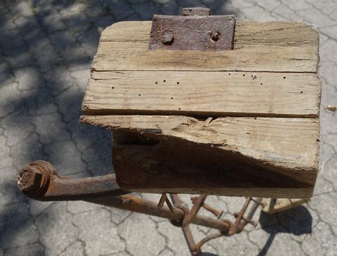 schräg abgenutzter Bremsklotz, schon vom Vorgänger aufgedoppelt, mit Bremsgestänge