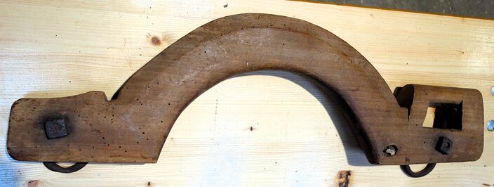 Genickeinzeljoch mit Griff von vorn