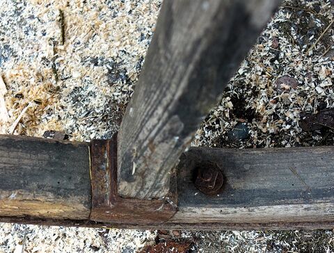 der Eisenreifen um die Holzfelge wird durch Schrauben fixiert