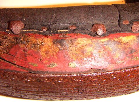 rote Farbe (Ochsenblut?) am hölzernen Jochbogen, grüne Punkte, Ziernägel und Nägel am Polster