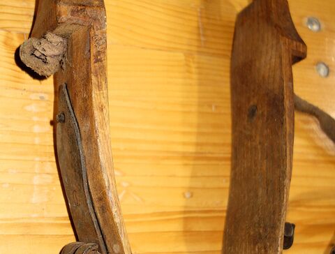 hölzerne Knebel und eiserner Kehlbogen
