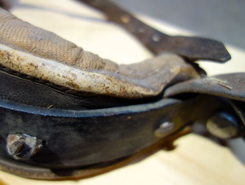 Stirnpolster von links oben, Weißleder als Nahtschutz