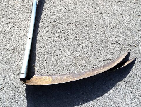 zwei fast identische Sensen mit Sensenbaum aus Metall, das obere Sensenblatt besser für Gestrüpp geeignet