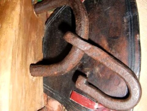 Zughaken für Lederstränge mit zusätzlichem handgeschmiedetem Haken für Ketten rechts