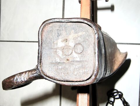 eiserne, handgeschmiedete Zugösen mit ca. 45° Winkel