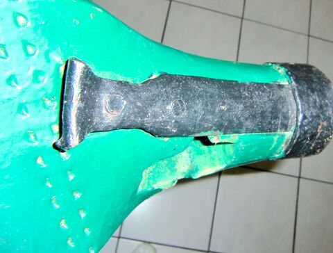 eiserne Armierung zur Verstärkung und um ein Abrutschen der Zughaken vom Jochbalken zu vermeiden